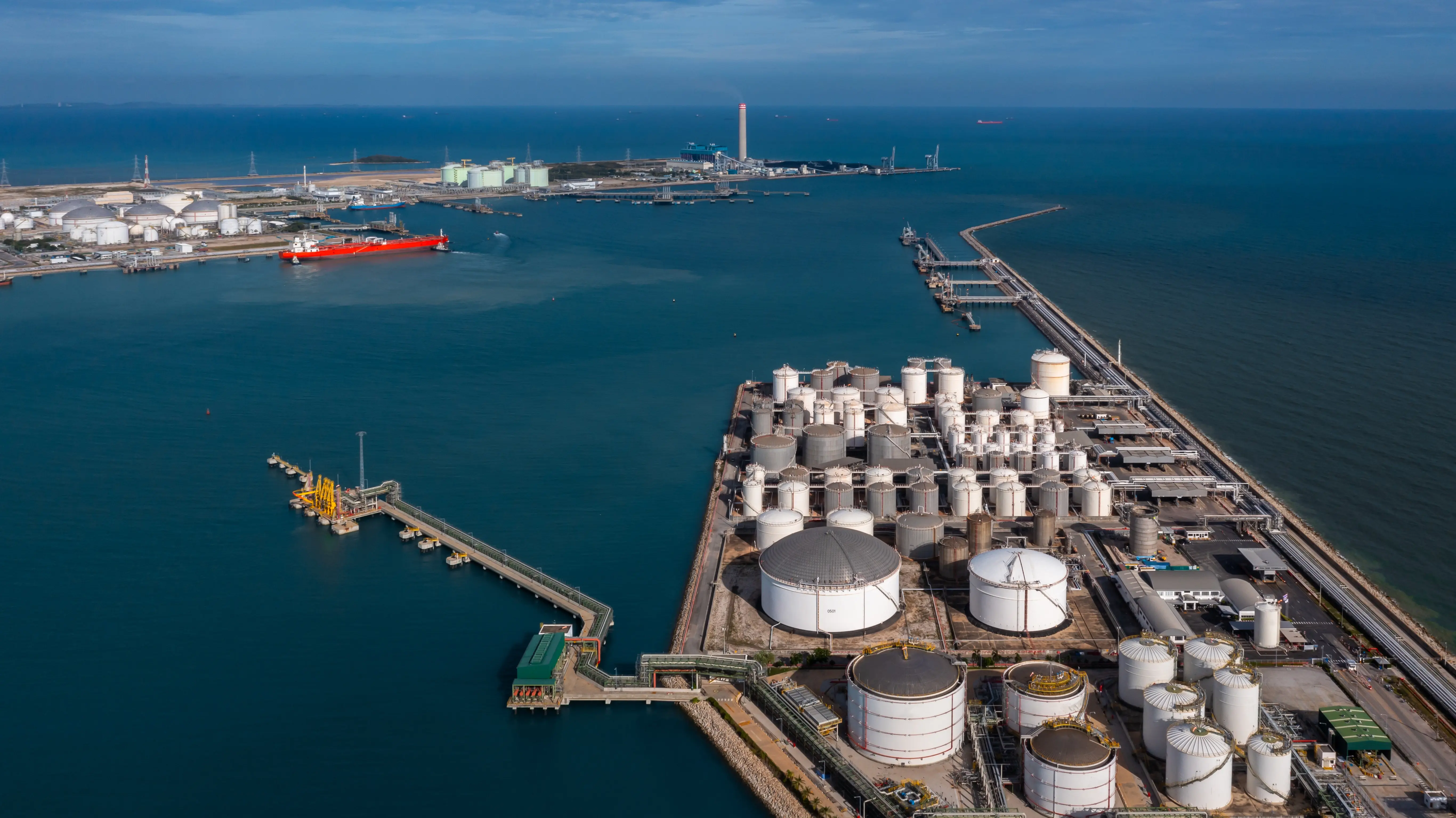 Liquid bulk storage tanks